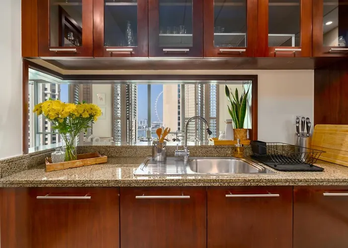 Boutique Apartment Sea Views - Dubai Marina